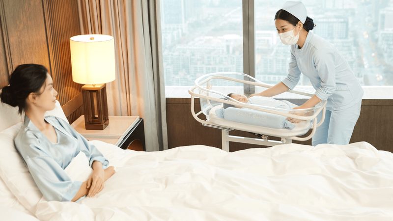 在为宝宝挑选奶瓶时，家长需要综合考虑以下因素：