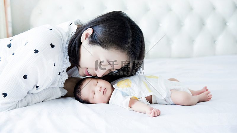 育儿嫂日常护理：宝宝一天照顾步骤详解